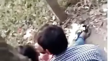 Desi lovers caught smoothcing in park