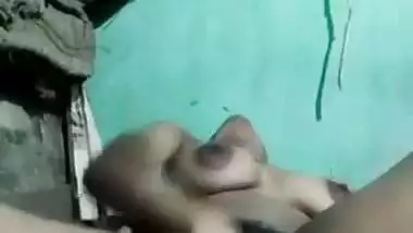 GF fucks pussy with brinjal during a hot nude video call