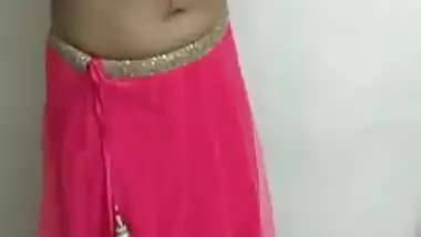 Good-looking Indian dancer during performance flashes small XXX tits