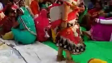 Sexy Marwadi Aunty Dancing Showing Boobs