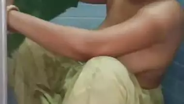 Desi Bhabi Bathing Video