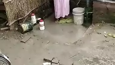 Desi Bhabhi OutDoor Bathing