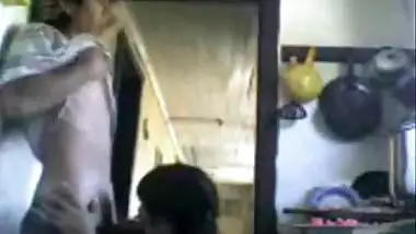 गरीब लड़की के किचेन में जा कर दोस्त ने चुदाई की