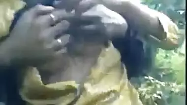 जंगल में लवर्स की हॉट स्मूचिंग के साथ बूब्स प्रेसिंग अँड सकिंग
