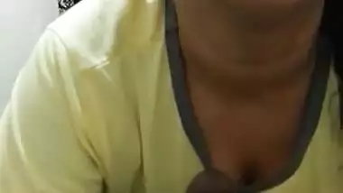 Desi aunty sucking dick