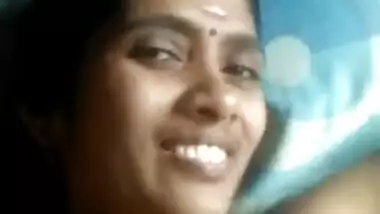 Sexy Tamil Desi XXX wife gets her boobs exposed by hubby MMS