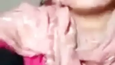 Pakistani mature aunty showing boob on cam viral clip