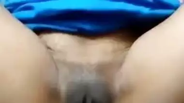 Persistent Desi man convinces girlfriend to show sexy XXX parts on camera