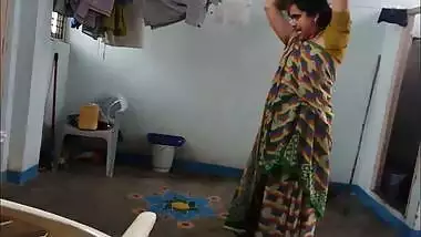 desi with hairy armpit wears saree after bath