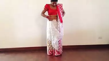 hot girl wearingareehowing navel