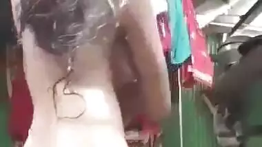 Indian girl nude bathing in village viral clip