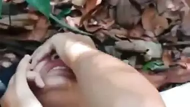 Desi college girl fucks outdoors in the viral sex MMS