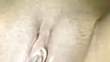 Sexy pussy of Desi Gf filmed nude inside car