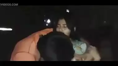 गर्लफ्रेंड को रात में घर बहार बुला कर चूची मसली