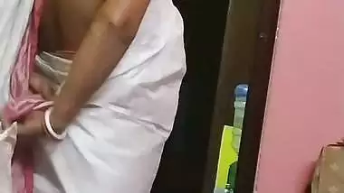 Aunty wearing saree without blouse viral FSI sex