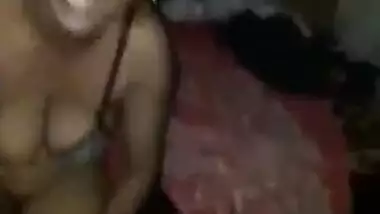 Village Bhabhi pussy show MMS video captured by her Devar