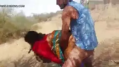 अंकल ने बीवी चुदवाई खेतो में और वीडियो बनाया