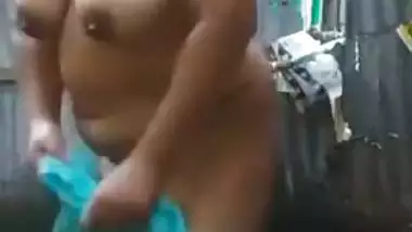 Outdoor Desi XXX video of chubby Bangladeshi mature taking a shower