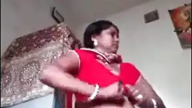 Amateur XXX video of sexy Desi MILF demonstrating her XXX breasts