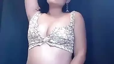 Desi cute girl show her big boob