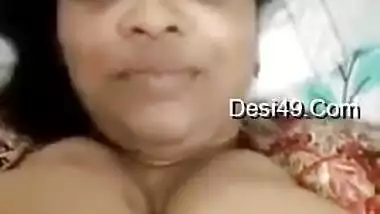 Today Exclusive- Lankan Bhabhi Showing Her Big Boobs