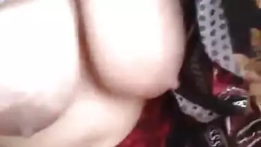 Colg GF Showing Huge Boobs in Garden wid Audio