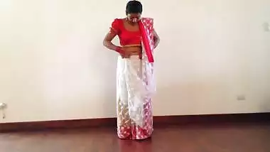 hot girl wearing saree showing navel