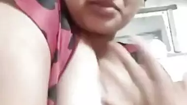 Chhindwara desi wife exposing butter boobs