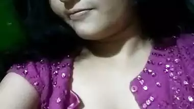 Indian girlfriend boobs show viral topless clip