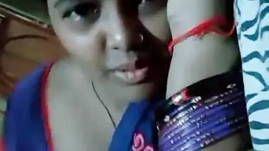 Desi mumbai housewife priya exposing milky cleavage and navel