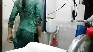 Indian girl does camshow in the bathroom