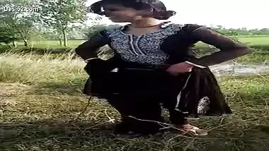 Desi girl outdoor showing boobs and pussy