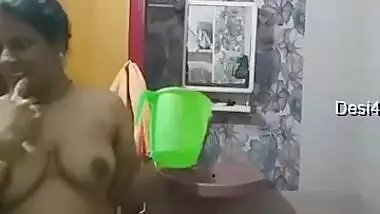 Tenant films voyeur porn video and the Desi landlady doesn't know it