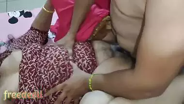 मैकेनिक ने चोदा गदराई देसी मिल्फ माँ की चूत को