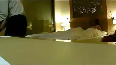 Worker of hotel and naked Indian diva take part in unplanned porn clip