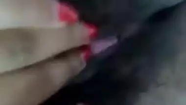 Excited Desi babe has no sex toys and she brings fingers into play