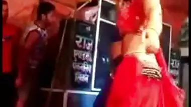 Indian dancer caught flashing tits outdoor for lovers in Desi mms video