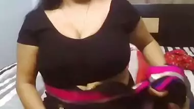 Desi aunty hugeeee boobs mom