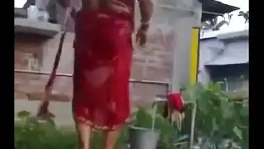 Indian aunty outdoor bath after sex mms