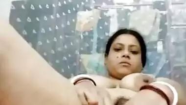 Unsatisfied Bengali housewife full nude show for lover