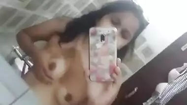 Desi Girl Showing her boobs