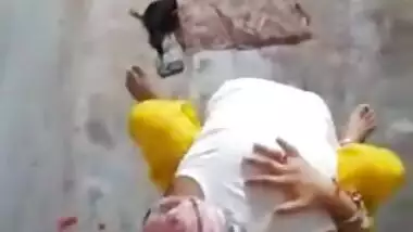 Randi bhabhi ko chodte hue pakda video