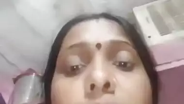 Hottest Indian XXX bitch plays with her pussy in the bathroom