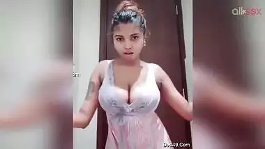 Chubby Desi Indian slut loves dirty sexy dancing on selfie cam