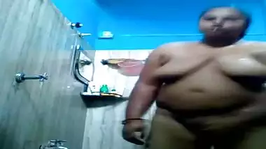 Desi Chubby Aunty bath video