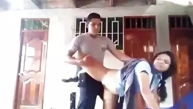 स्कूलगर्ल की स्कर्ट उठाके पोर्नस्टार जैसे चोदा