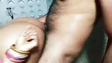 मेरी नौकरानी ने मुझे बाथरूम में नहाते हुए पकड़ा चुपके से और खुद ही xnxx चुदवाया