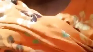 दुबली पतली लड़की ने दिखाएं गोरे चुचे और चूत