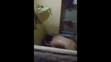 Desi teen caught in bathtube