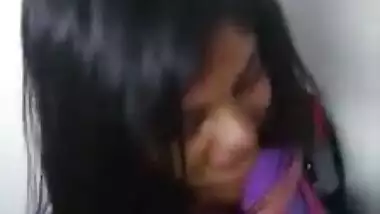 खूबसूरत गर्लफ्रेंड ने बिल्डिंग के पार्किंग लॉट में दिया बॉयफ्रेंड को ब्लोवजोब